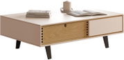 Moderner Couchtisch in Beige und Eiche-Optik mit Schublade und schwarzen schrägen Beinen, dekoriert mit Büchern und Kerze, perspektivische Ansicht schräg von vorne