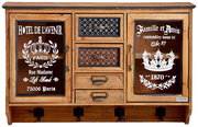 Hängevitrine im Vintage-Stil mit dekorativen Glastüren und Schubladen, frontal abgebildet.
