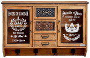 Hängevitrine im Vintage-Stil mit dekorativen Glastüren und Schubladen, frontal abgebildet.