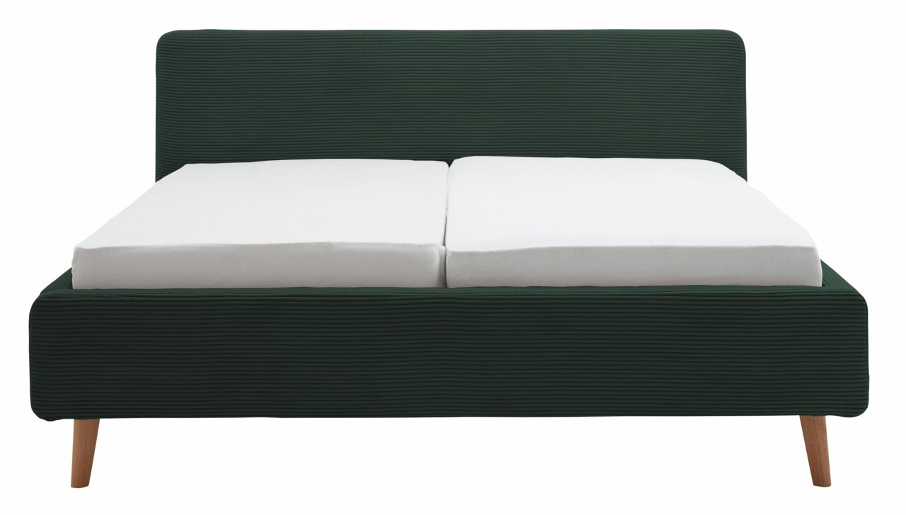 Frontale Ansicht eines Polsterbettgestells mit dunkelgrünem Stoffbezug und Holzfüßen, ausgestattet mit zwei weißen Matratzen.