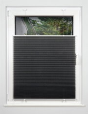 Schwarzes Plissee gefädelt, 50x130cm, an einem Fenster montiert, von innen fotografiert.