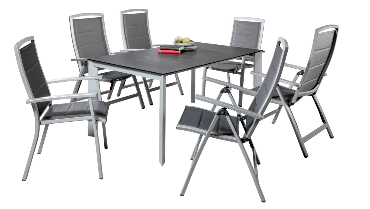 Gartenmöbel-Set mit sechs grauen Stühlen und einem Tisch, seitliche Perspektive