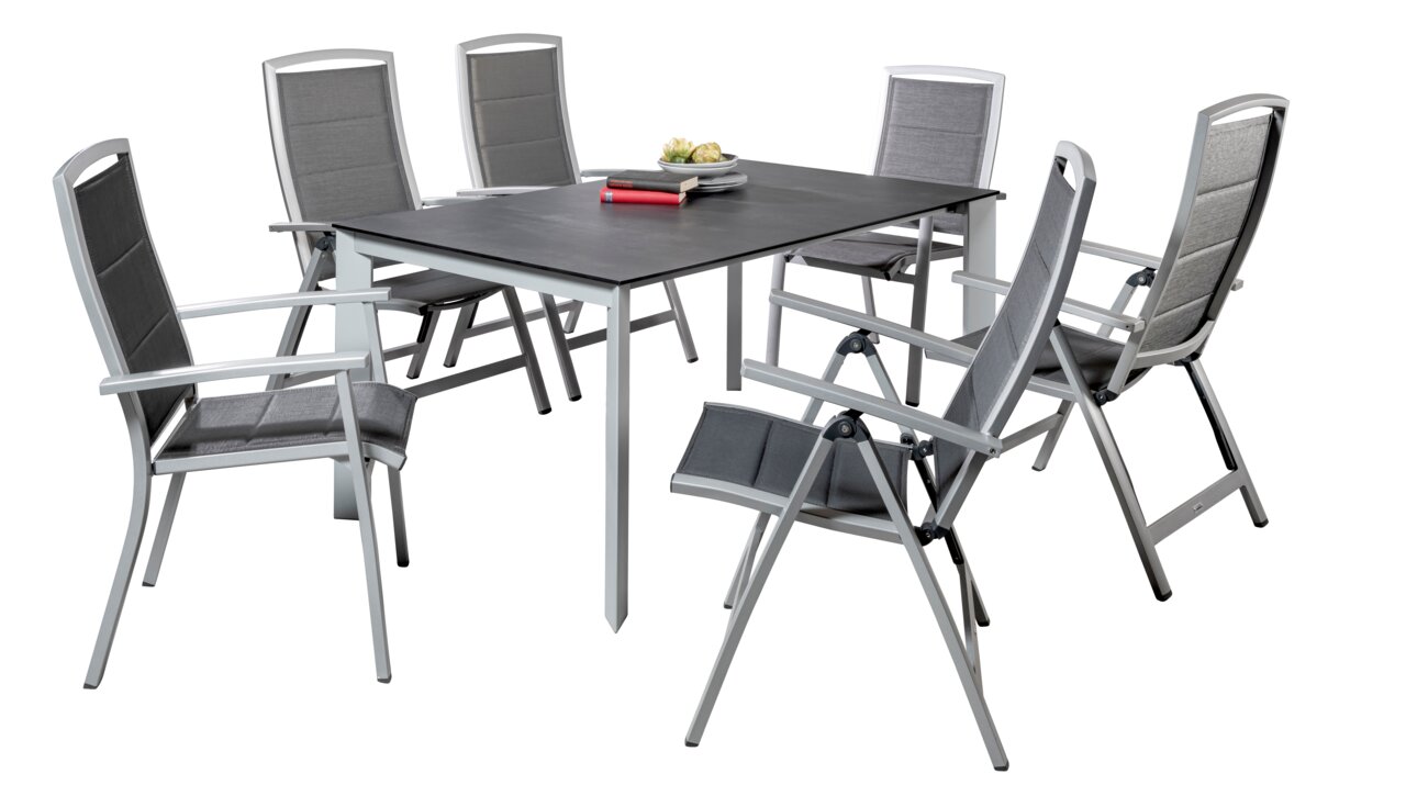 Gartenmöbel-Set mit sechs grauen Stühlen und einem Tisch, seitliche Perspektive