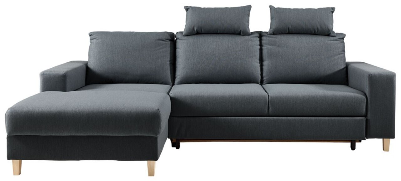 Graues Ecksofa mit Ottomane links, drei Rückenkissen und Holzfüßen, Frontalansicht.