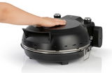 Schwarzer Pizza Maker 1800 Watt mit Hand auf dem Deckel, seitliche Perspektive