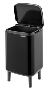 Schwarzer Abfalleimer Bo Hi 7L mit geöffnetem Deckel, auf vier Beinen stehend, aus seitlicher Perspektive