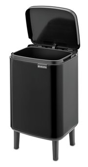 Schwarzer Abfalleimer Bo Hi 7L mit geöffnetem Deckel, auf vier Beinen stehend, aus seitlicher Perspektive