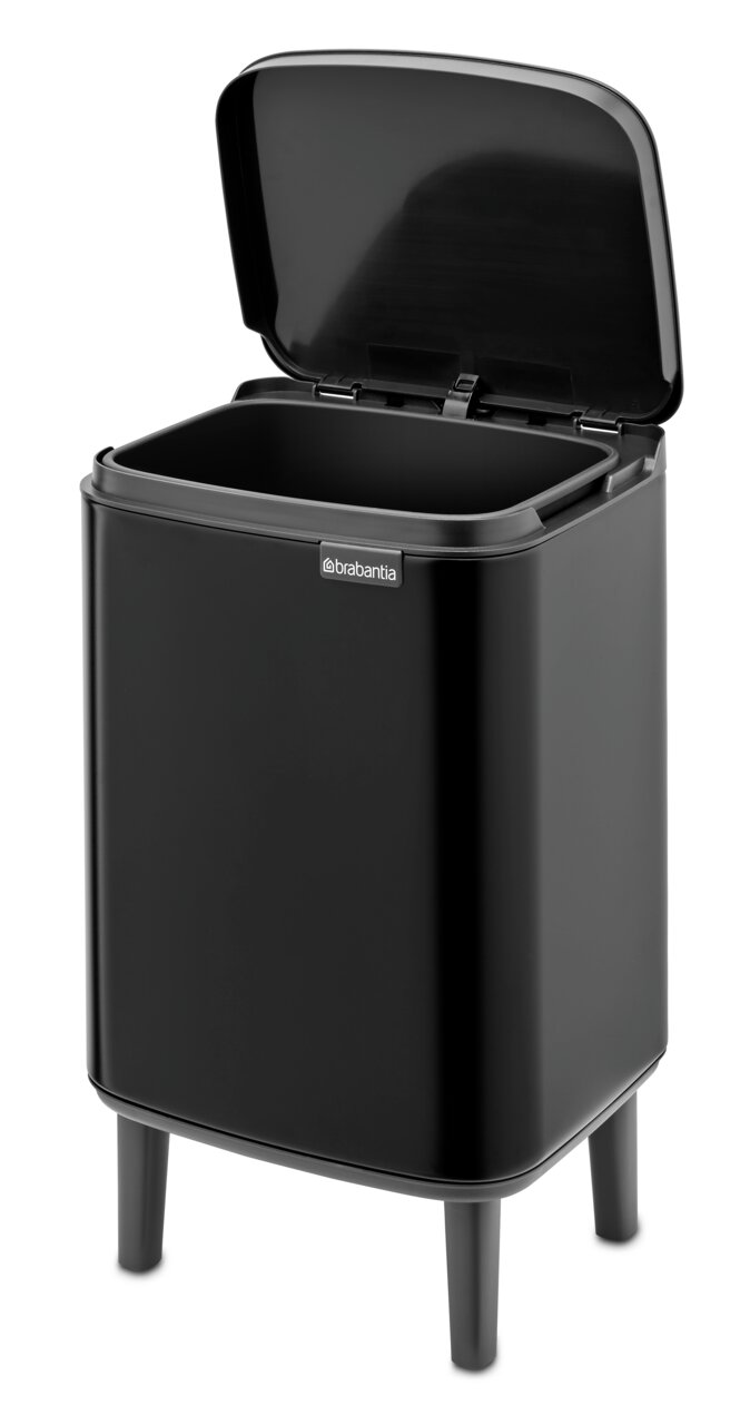Schwarzer Abfalleimer Bo Hi 7L mit geöffnetem Deckel, auf vier Beinen stehend, aus seitlicher Perspektive