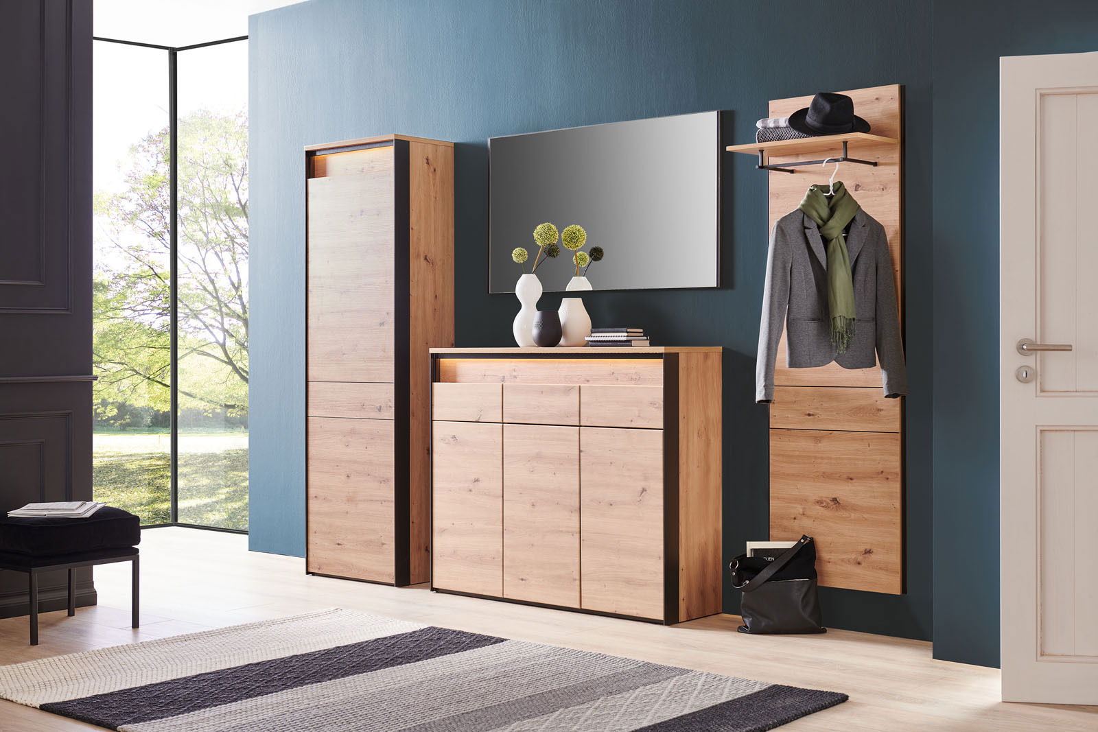 Moderne Garderobenkombination in Holzoptik mit XL-Schuhschrank, XL-Spiegel, Wandpaneel und Garderobenschrank, seitliche Perspektive