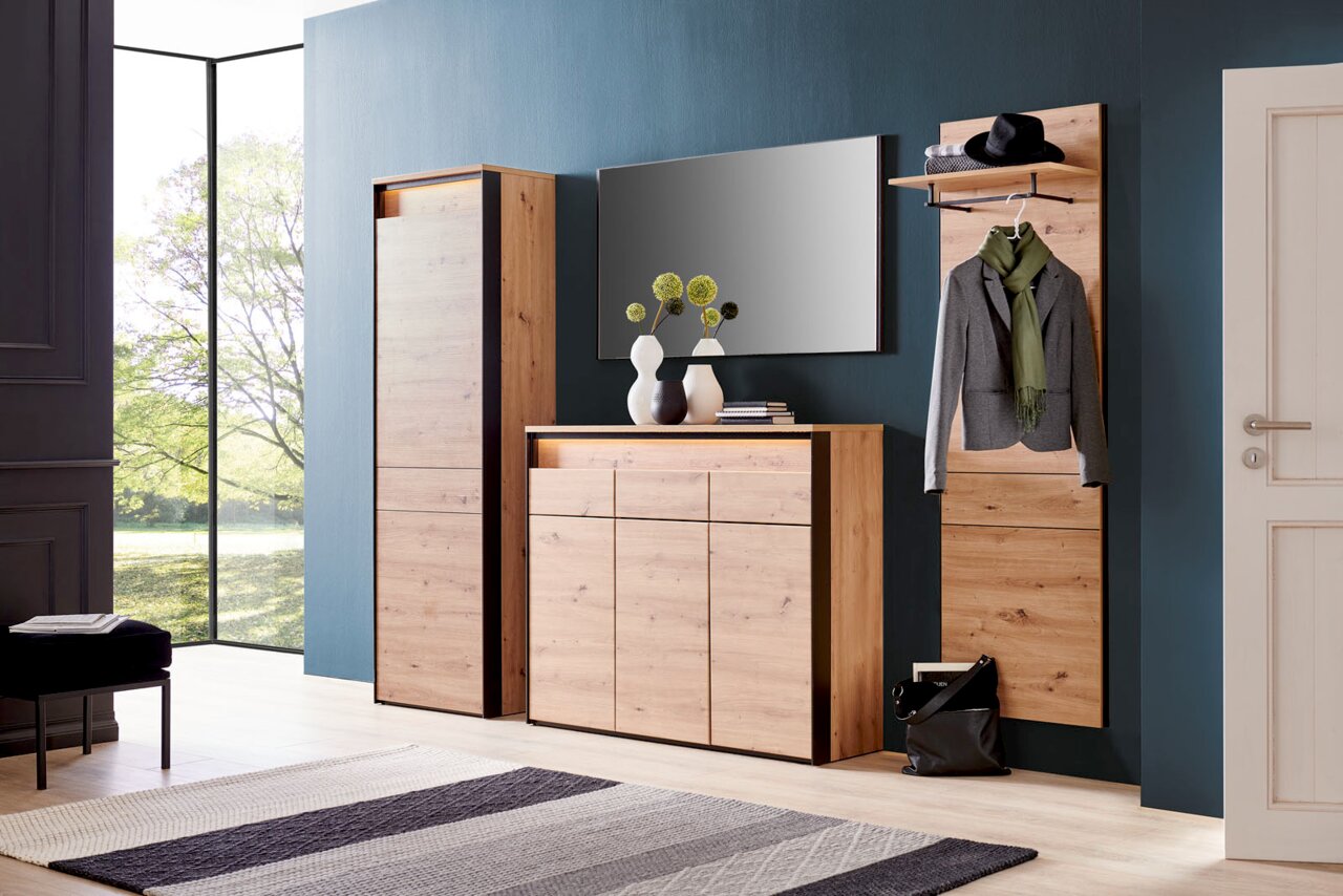 Voleo XL-Schuhschrank Moderne Garderobenkombination in Holzoptik mit XL-Schuhschrank, XL-Spiegel, Wandpaneel und Garderobenschrank, seitliche Perspektive