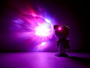 LED-sierlamp in de vorm van een astronaut, die kleurrijke lichteffecten op de muur projecteert, zijaanzicht