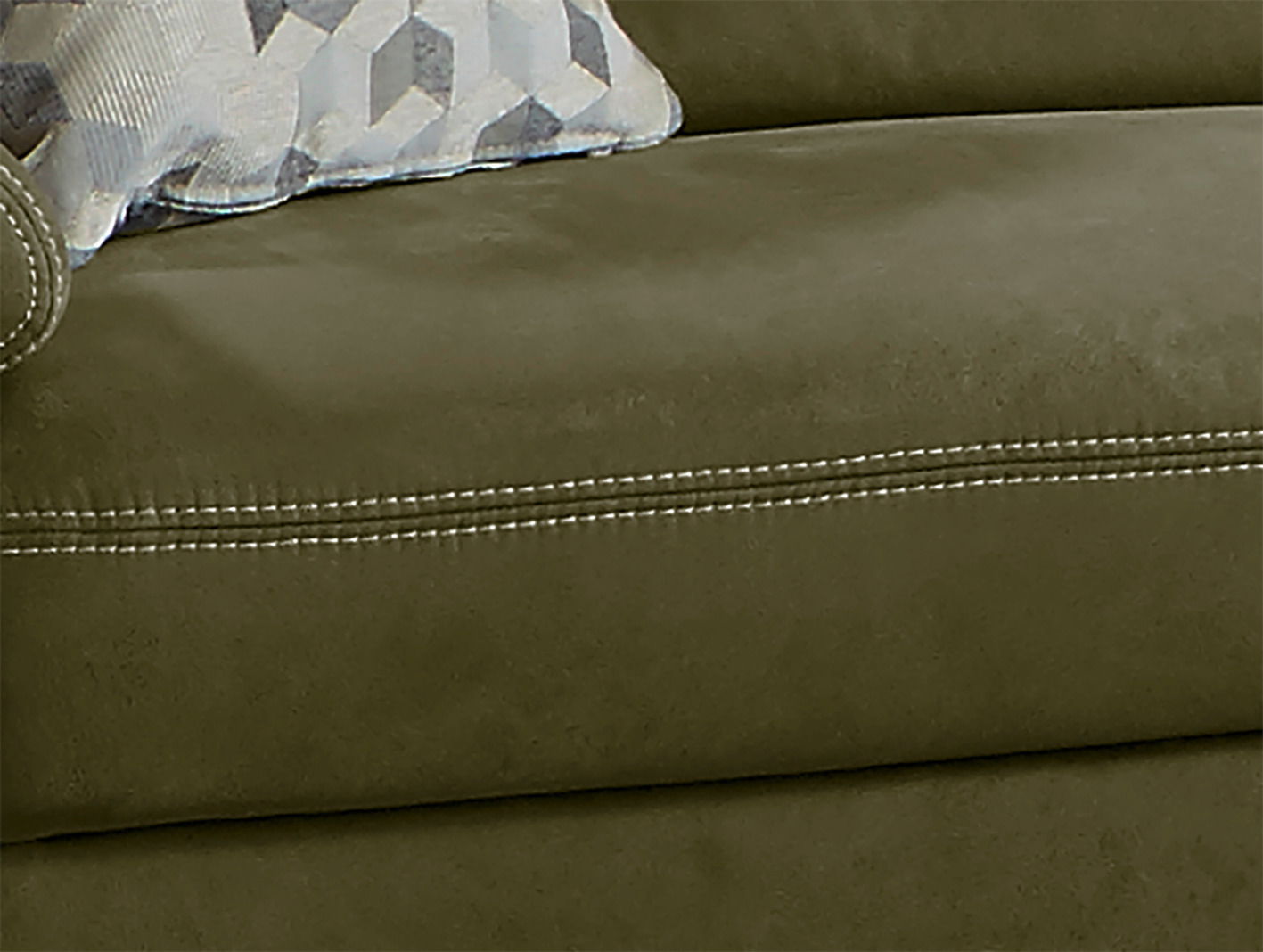 Nahaufnahme einer olivgrünen Polsterrundecke mit dekorativem Kissen, seitliche Perspektive