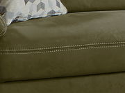 Nahaufnahme einer olivgrünen Polsterrundecke mit dekorativem Kissen, seitliche Perspektive