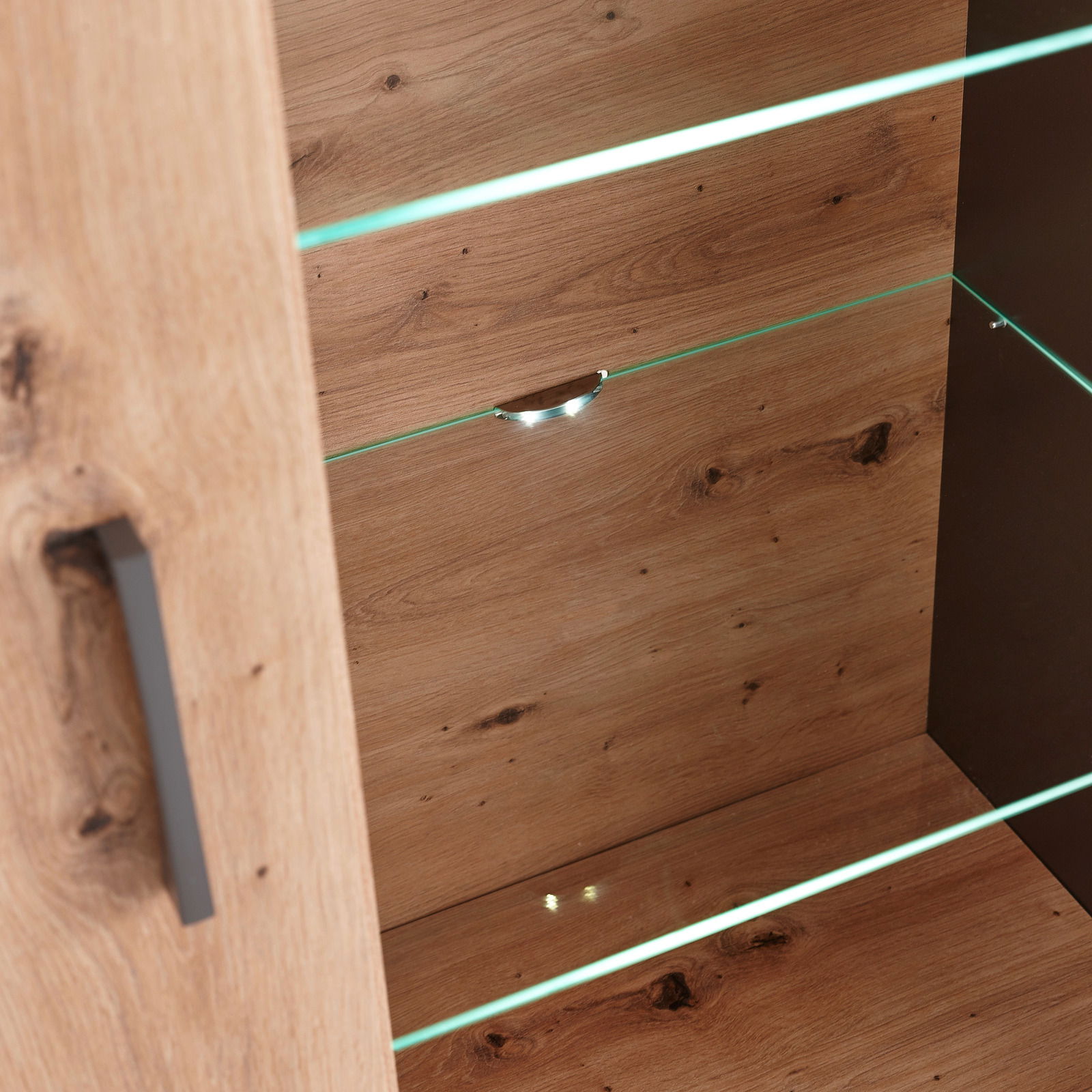 Glasbodenbeleuchtung in einem Holzschrank, seitliche Perspektive