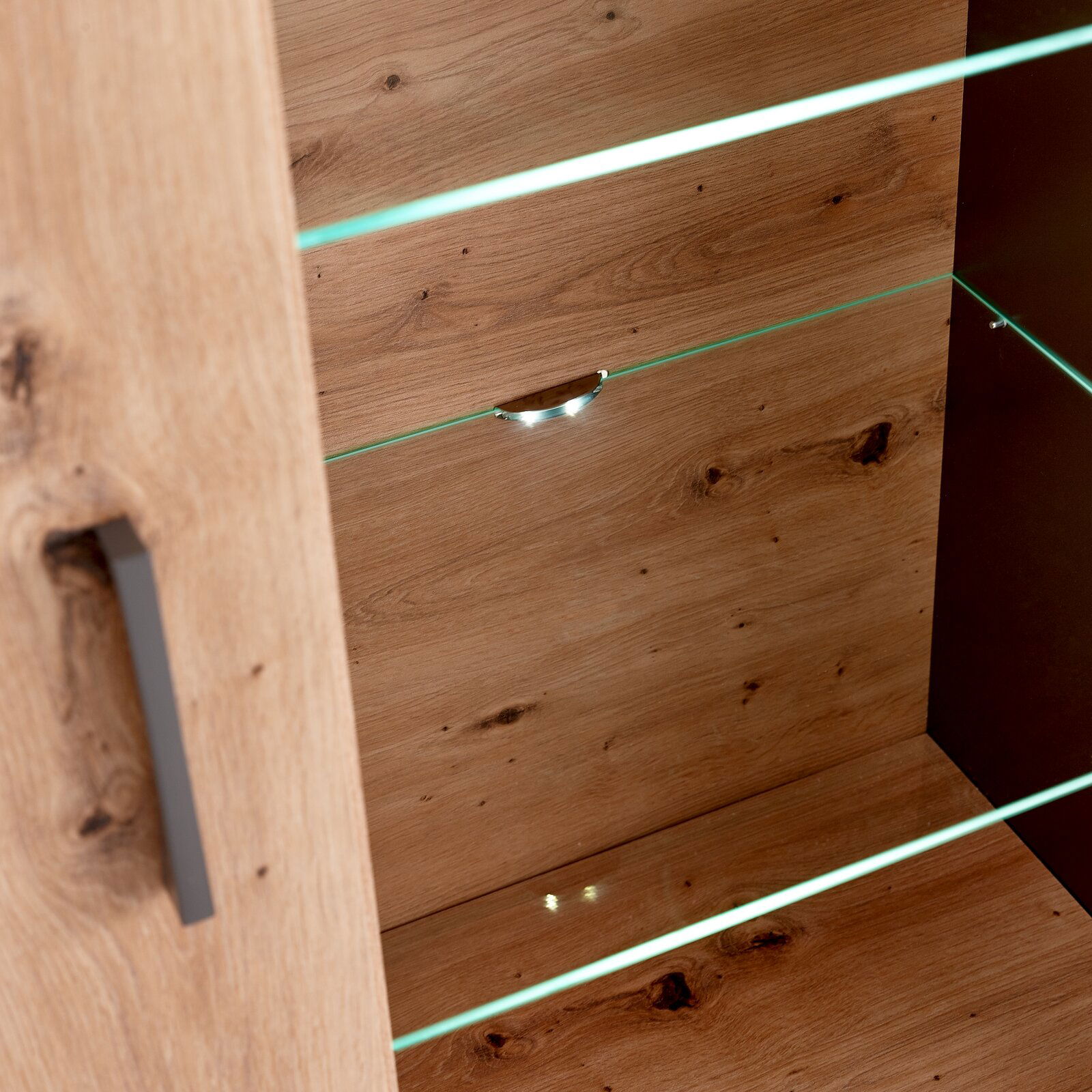 Glasbodenbeleuchtung in einem Holzschrank, seitliche Perspektive