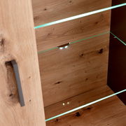 Glasbodenbeleuchtung in einem Holzschrank, seitliche Perspektive