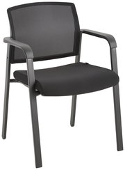 Schwarzer Besucherstuhl mit Netzrückenlehne und gepolstertem Sitz, seitliche Perspektive