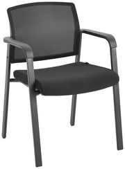 Schwarzer Besucherstuhl mit Netzrückenlehne und gepolstertem Sitz, seitliche Perspektive