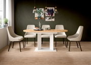 Modernes Esszimmer mit ovalem Esstisch in Holzoptik und weißem Gestell, umgeben von vier cremefarbenen Polsterstühlen, frontal aus Augenhöhe fotografiert.