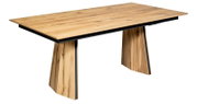 Moderner Esstisch aus hellem Massivholz mit schwarzem Metallrahmen und zwei schrägen Holz-Wangenfüßen, freigestellt auf weißem Hintergrund, Ansicht schräg von vorne oben.