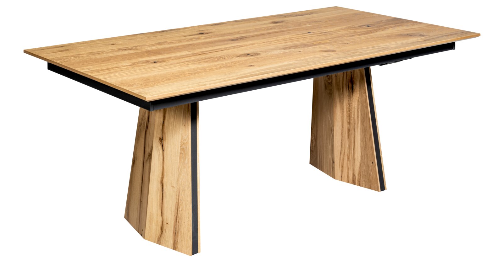 Moderner Esstisch aus hellem Massivholz mit schwarzem Metallrahmen und zwei schrägen Holz-Wangenfüßen, freigestellt auf weißem Hintergrund, Ansicht schräg von vorne oben.