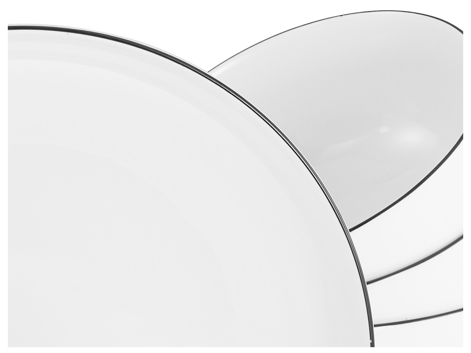 Detailansicht aus schräger Draufsicht auf zwei überlappende runde, transparente Glasplatten mit dünnem dunklem Rand vor weißem Hintergrund
