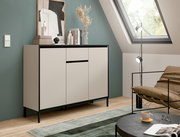 Moderne Kommode in einem stilvollen Wohnzimmer mit schräger Perspektive, umgeben von Dekorationen und einem großen Fenster.