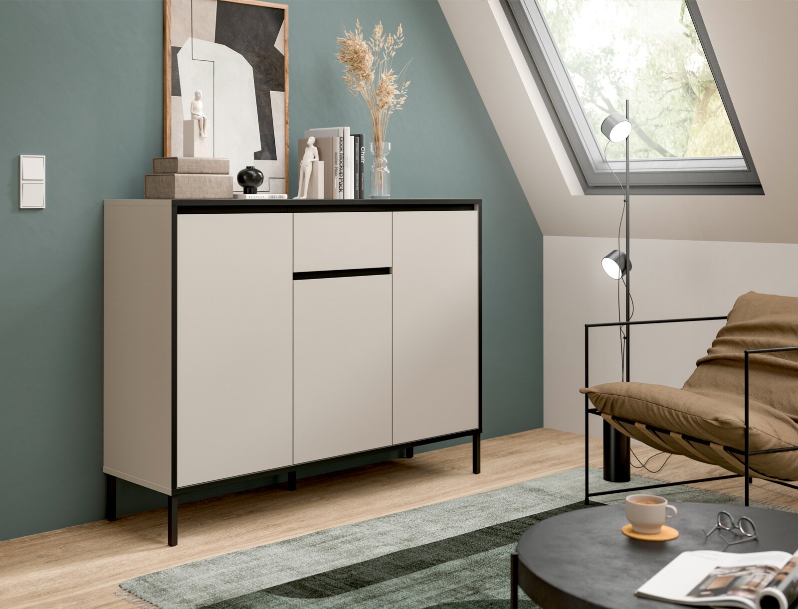 Moderne Kommode in einem stilvollen Wohnzimmer mit schräger Perspektive, umgeben von Dekorationen und einem großen Fenster.