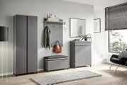 Moderne Garderobeneinrichtung in Grau mit Schuhschrank, Spiegel, Garderobenpaneel und Sitzbank, seitliche Perspektive