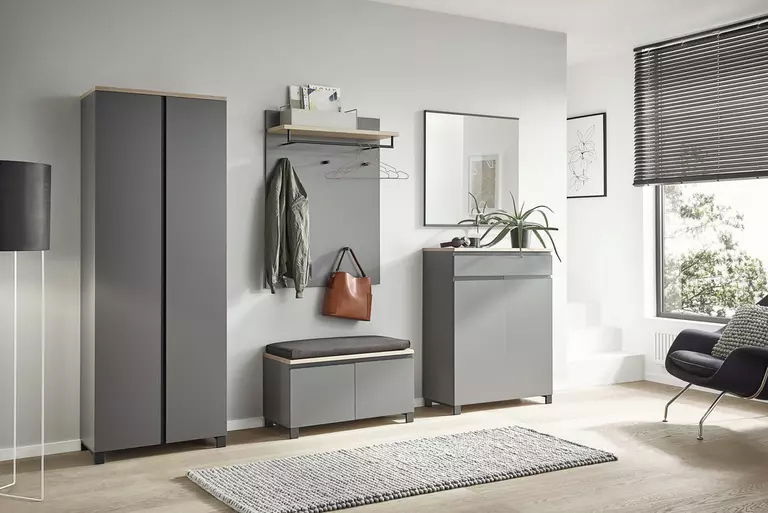 Dieter Knoll Dielenschrank SORRENT Moderne Garderobeneinrichtung in Grau mit Schuhschrank, Spiegel, Garderobenpaneel und Sitzbank, seitliche Perspektive