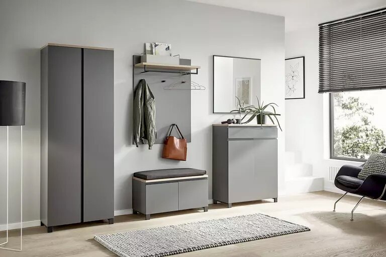 Moderne Garderobeneinrichtung in Grau mit Schuhschrank, Spiegel, Garderobenpaneel und Sitzbank, seitliche Perspektive