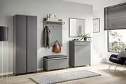 Moderne Garderobeneinrichtung in Grau mit Schuhschrank, Spiegel, Garderobenpaneel und Sitzbank, seitliche Perspektive