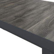 Nahaufnahme eines ausziehbaren Gartentisches mit Holzoptik, seitliche Perspektive