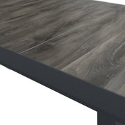 Nahaufnahme eines ausziehbaren Gartentisches mit Holzoptik, seitliche Perspektive