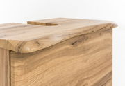 Nahaufnahme eines Waschbeckenunterschranks aus Holz mit natürlicher Maserung, seitliche Perspektive