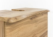 Nahaufnahme eines Waschbeckenunterschranks aus Holz mit natürlicher Maserung, seitliche Perspektive