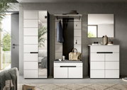 Moderne Garderobenmöbel im Flur: weißer Schrank mit Spiegeltür links, Garderobenpaneel mit Sitzbank und Haken in der Mitte sowie Kommode mit Wandspiegel rechts, frontal aus Augenhöhe fotografiert.
