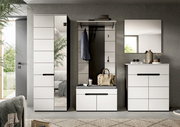 Moderne Garderobenmöbel im Flur: weißer Schrank mit Spiegeltür links, Garderobenpaneel mit Sitzbank und Haken in der Mitte sowie Kommode mit Wandspiegel rechts, frontal aus Augenhöhe fotografiert.