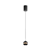 Schwarze Pendelleuchte mit kugelförmigem Lampenschirm und langem Kabel, warmes Licht, freigestellt auf weißem Hintergrund, Ansicht von vorne in leichter Untersicht.