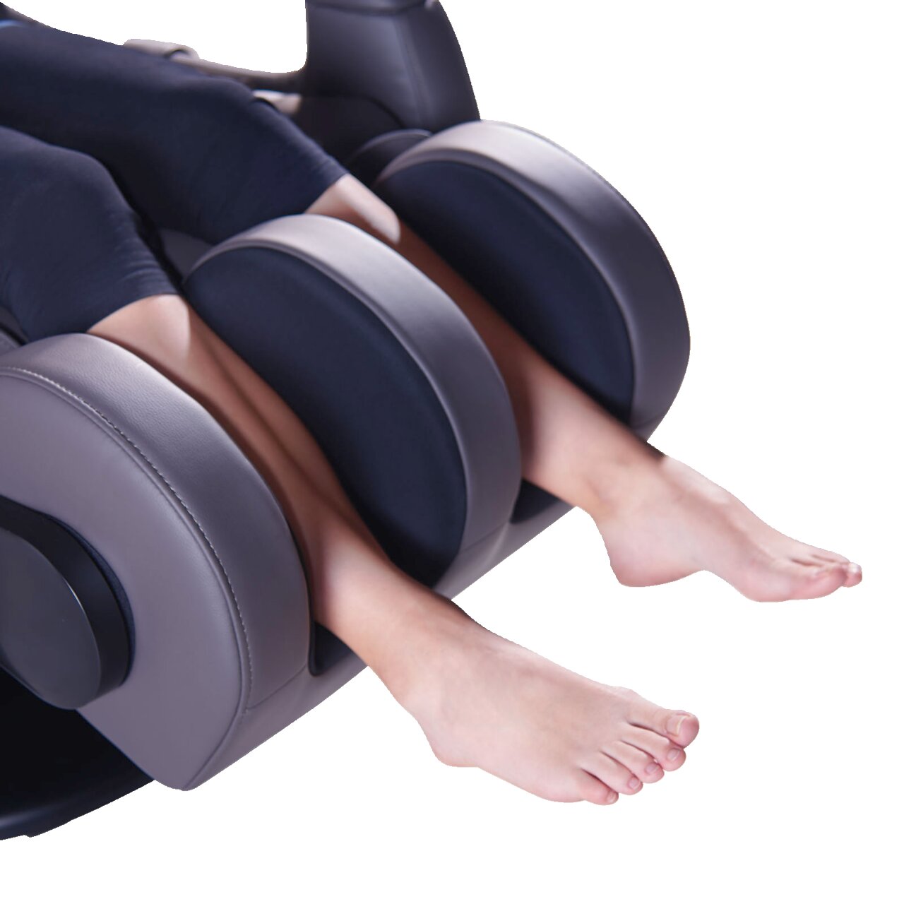 Nahaufnahme eines Massagesessels mit Fokus auf die Bein- und Fußmassagefunktion, seitliche Perspektive