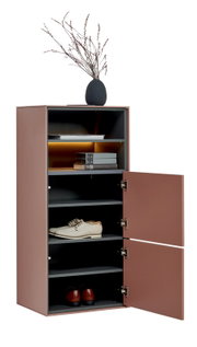 Schmaler Schuhschrank in Rosébraun mit dunkelgrauen Einlegeböden, zwei geöffneten Türen und Fächern mit Schuhen und Büchern; Studioaufnahme aus leicht seitlicher Frontperspektive