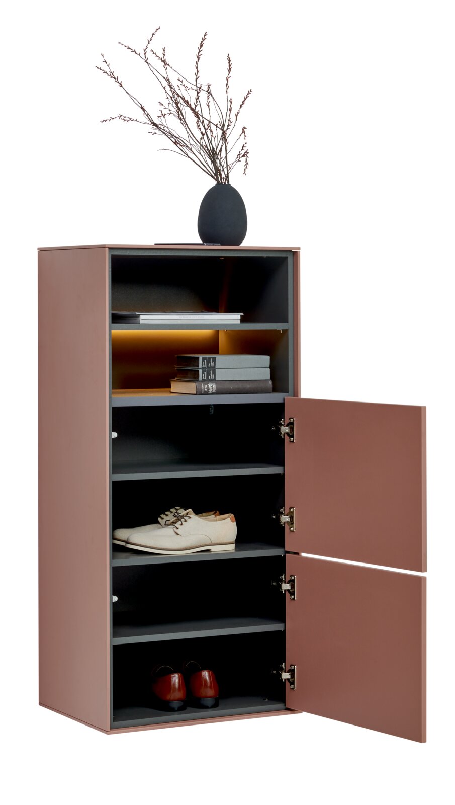 Schmaler Schuhschrank in Rosébraun mit dunkelgrauen Einlegeböden, zwei geöffneten Türen und Fächern mit Schuhen und Büchern; Studioaufnahme aus leicht seitlicher Frontperspektive