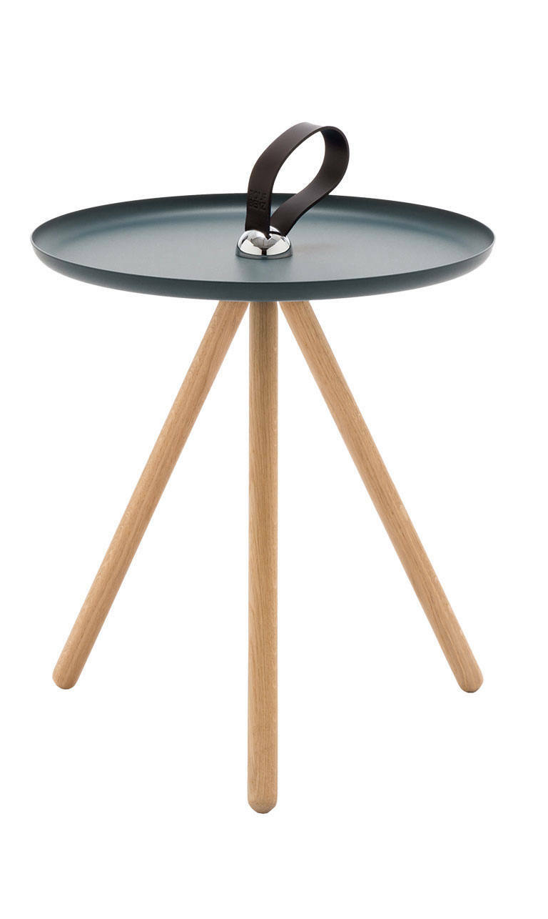 Moderner Beistelltisch mit rundem Tablett in Dunkelgrau, Holzbeinen und einem Tragegriff aus Leder, seitliche Perspektive