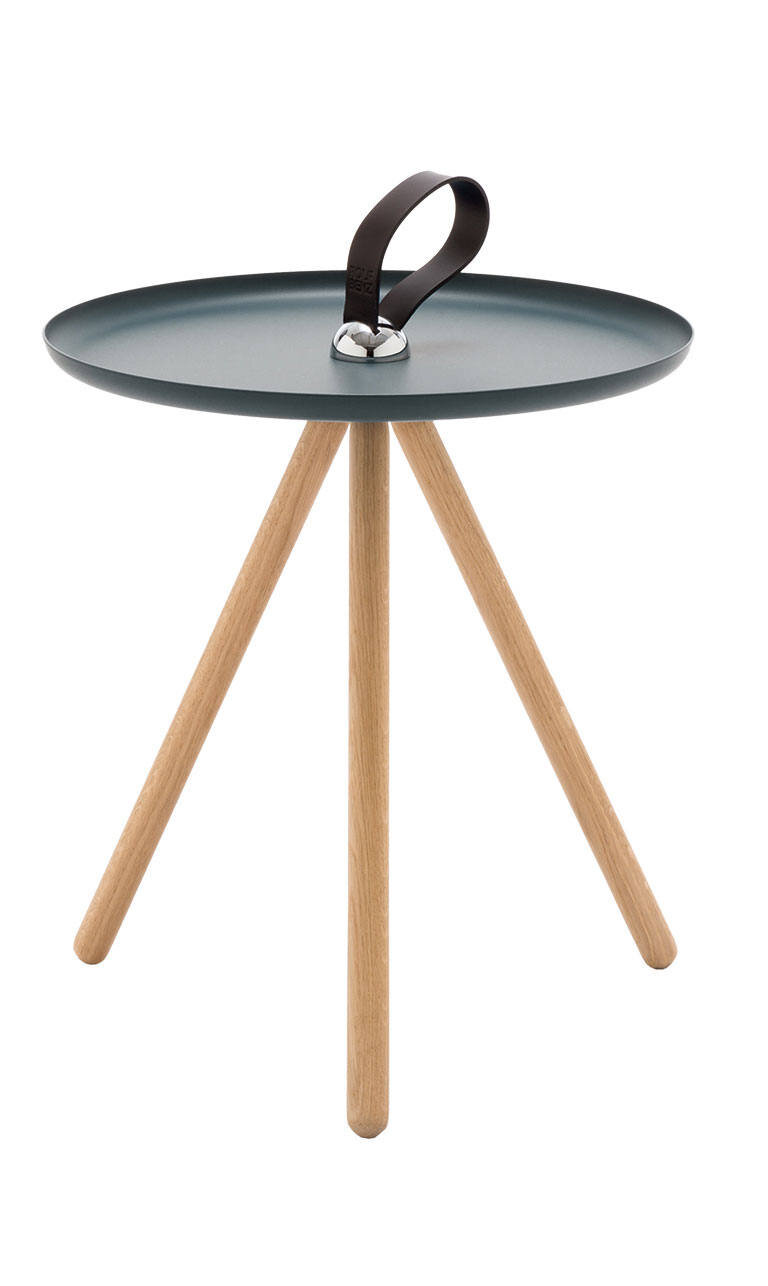 Moderner Beistelltisch mit rundem Tablett in Dunkelgrau, Holzbeinen und einem Tragegriff aus Leder, seitliche Perspektive