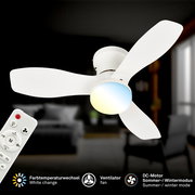 Weißer Deckenventilator mit integrierter LED-Leuchte (CCT-Farbtemperaturwechsel) und Fernbedienung, perspektivisch von unten im Raum fotografiert
