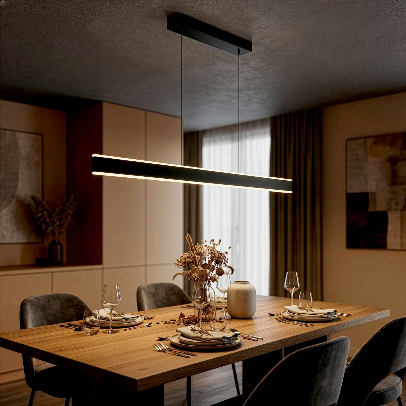 Moderne, schwarze LED-Pendelleuchte in schlanker Balkenform über einem gedeckten Holzesstisch, warmweiß leuchtend, fotografiert in leicht seitlicher Perspektive von schräg unten im Esszimmer