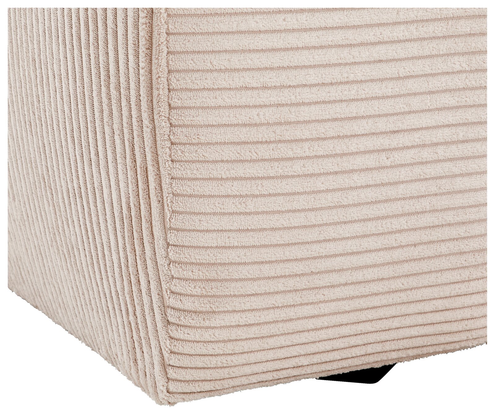 Close-up van een hoek van een grote bank met een beige, geribbelde stoffen bekleding, gezien vanaf de zijkant