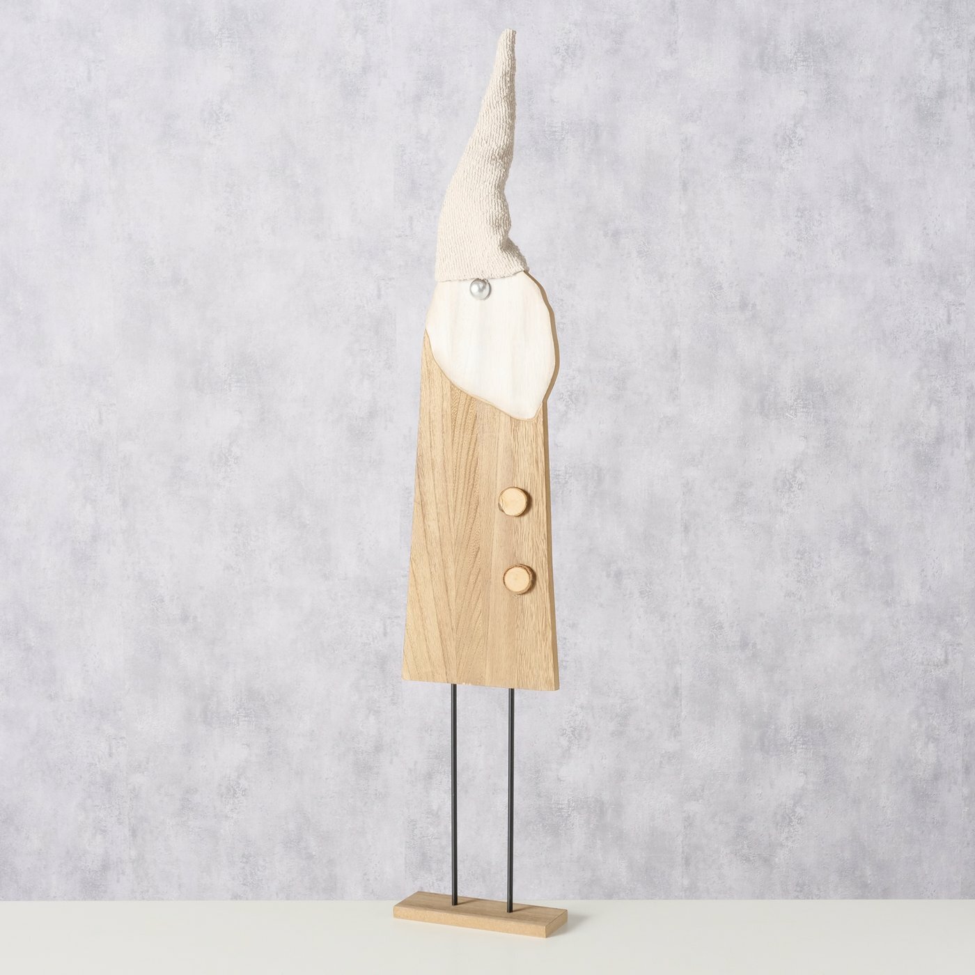 Holzfigur eines Gnomes mit spitzem Hut, frontalansicht