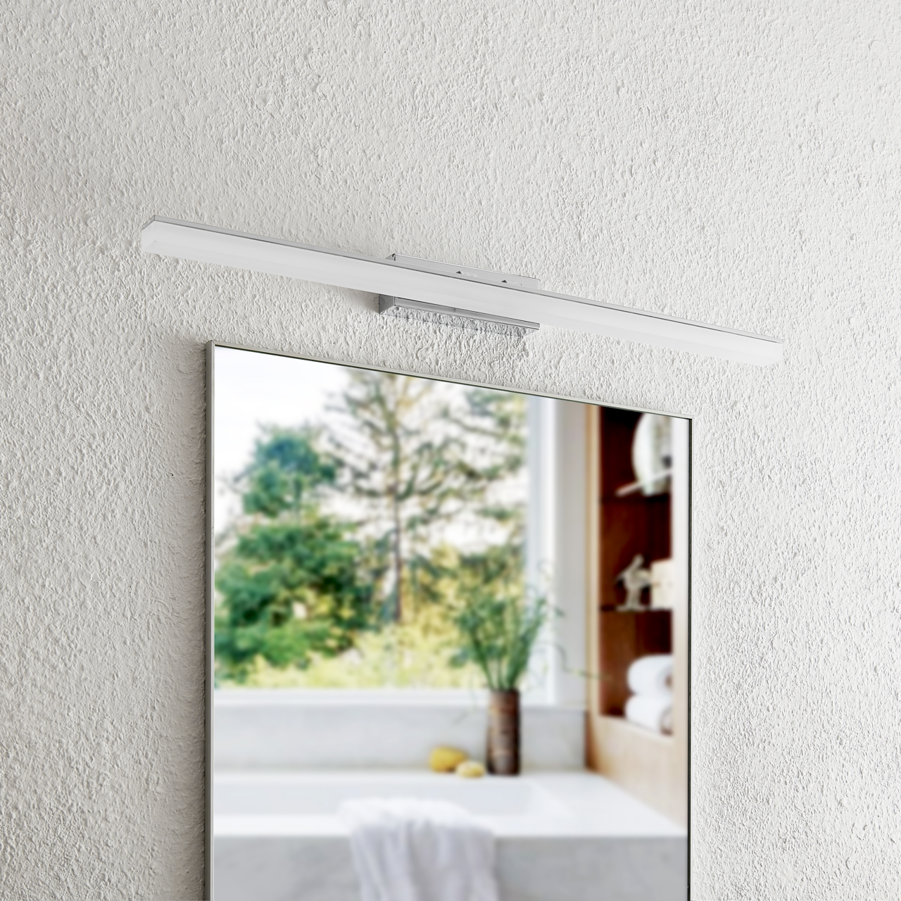 Novel LED-Wandleuchte LED-Wandleuchte über einem Spiegel, seitliche Perspektive