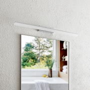 LED-Wandleuchte über einem Spiegel, seitliche Perspektive